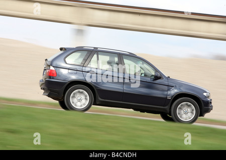 BMW X5 3.0D, modèle année 2003-, noir, la conduite, la vue latérale, country road Banque D'Images