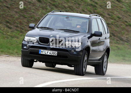 BMW X5 3.0D, modèle année 2003-, noir, la conduite, la diagonale de l'avant, vue frontale, country road Banque D'Images