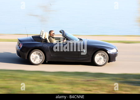 BMW Z4 Roadster 3.0 si, l'année de modèle 2006-, noir, la conduite, la vue latérale, country road, open top Banque D'Images