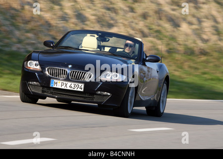 BMW Z4 Roadster 3.0 si, l'année de modèle 2006-, noir, la conduite, la diagonale de l'avant, vue frontale, country road, open top Banque D'Images
