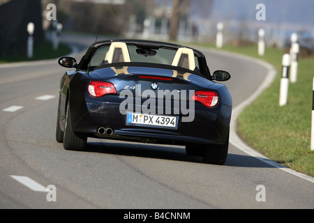BMW Z4 Roadster 3.0 si, l'année de modèle 2006-, noir, la conduite, la diagonale de l'arrière, vue arrière, country road, open top Banque D'Images