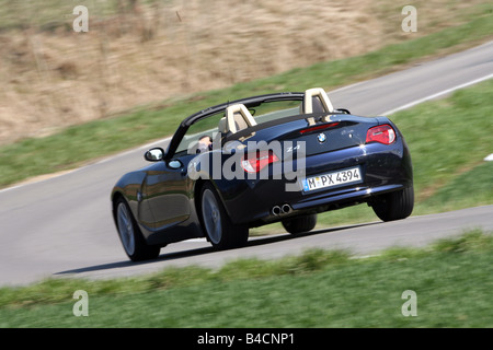 BMW Z4 Roadster 3.0 si, l'année de modèle 2006-, noir, la conduite, la diagonale de l'arrière, vue arrière, country road, open top Banque D'Images