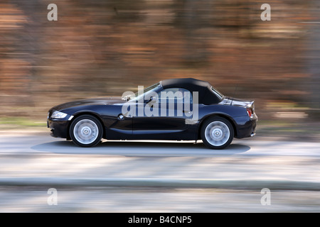BMW Z4 Roadster 3.0 si, l'année de modèle 2006-, noir, la conduite, la vue latérale, country road, fermé Banque D'Images