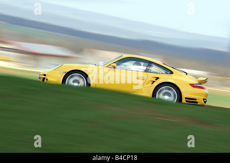 Porsche 911 Turbo, l'année de modèle 2006-, jaune, la conduite, la vue latérale, country road Banque D'Images