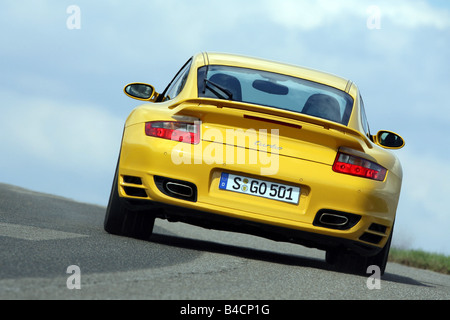 Porsche 911 Turbo, l'année de modèle 2006-, jaune, la conduite, la vue arrière, country road Banque D'Images