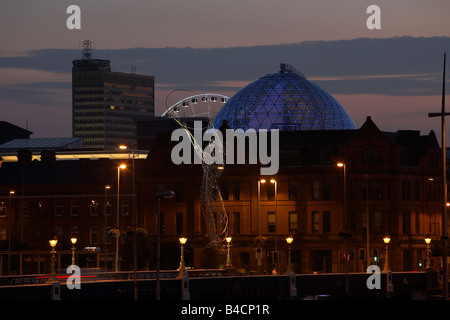 Belfast skyline avec Dome Square Victoria Square et statue de l'action de la reine Elizabeth Bridge à la tombée de Belfast City Centre Banque D'Images