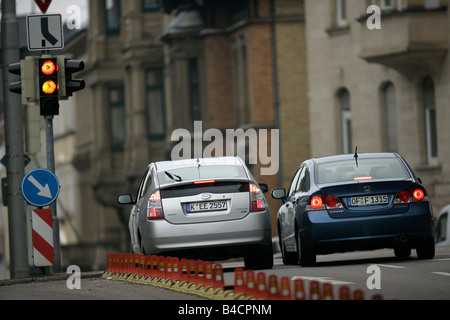 Honda Civic Hybrid et la Toyota Prius, l'année de modèle 2006, d'argent, debout, à la défense, la diagonale de l'arrière, arrière, vue sur la ville, Hyb Banque D'Images