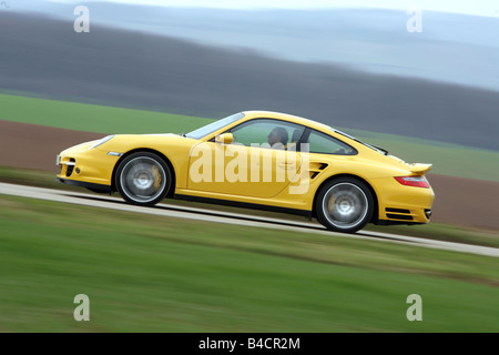 Porsche 911 Turbo, l'année de modèle 2006-, jaune, la conduite, la vue latérale, country road Banque D'Images