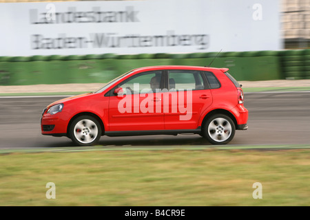 VW Volkswagen Polo GTI, modèle de l'année 2005-, rouge, conduite, side view, test track Banque D'Images