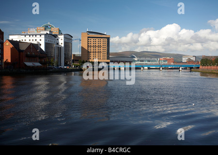 Immeubles de bureaux modernes et Hilton Hotel le long de la rivière Lagan, centre-ville de Belfast en Irlande du Nord uk Banque D'Images