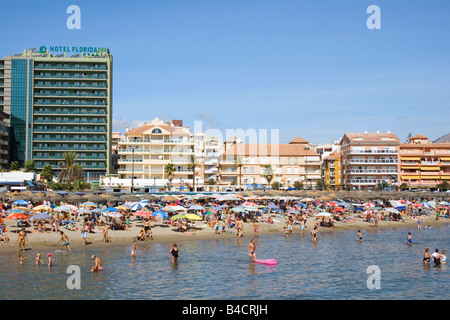 Fuengirola Costa del Sol Malaga Province Espagne plage bondée et paseo Banque D'Images