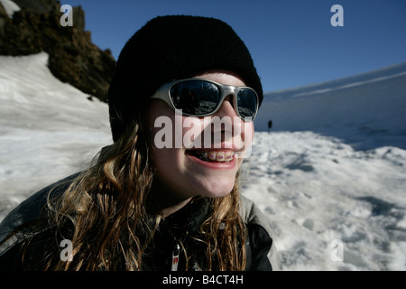 Smiling adolescent sur Langjokul Glacier, Islande Banque D'Images