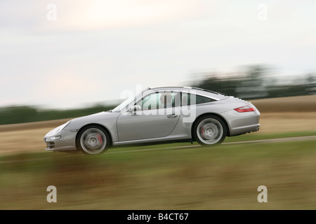 Carrera Porsche 911 Targa 4S, l'année de modèle 2006-, la conduite, la vue latérale, country road Banque D'Images