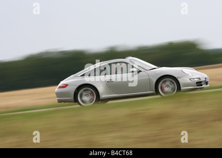 Carrera Porsche 911 Targa 4S, l'année de modèle 2006-, la conduite, la vue latérale, country road Banque D'Images