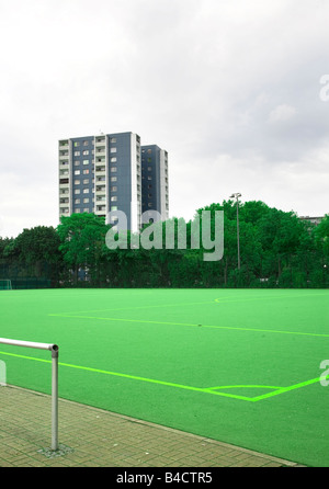 Terrain de football avec des tours Banque D'Images