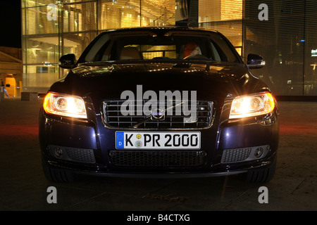 Volvo S80 V8 AWD, modèle 2006- bleu, déménagement, vue frontale, Ville, lumière du soir, dans la soirée, projecteur, projecteur Banque D'Images