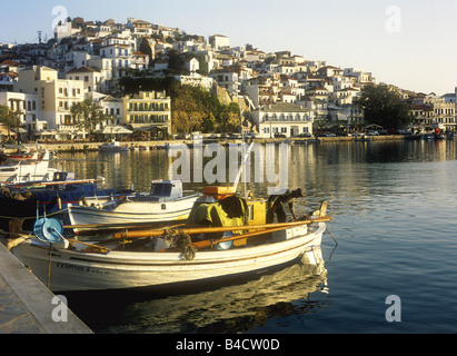Pêcheur et son bateau dans le port, la ville de Skopelos, sur l'île grecque de Skopelos, Sporades, en Grèce Banque D'Images
