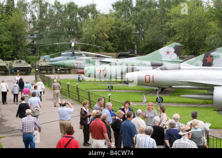 Les touristes voir les avions soviétiques au Musée Central des Forces armées de l'URSS à Moscou, Russie. Banque D'Images