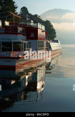 Les bateaux de croisière sur le lac d'Annecy haute savoie France Banque D'Images