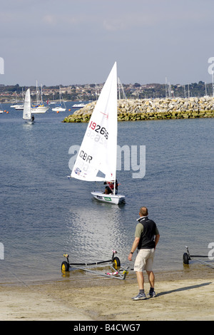 Les étudiants de l'Académie de voile olympique de 2012 à Portland, Dorset Banque D'Images