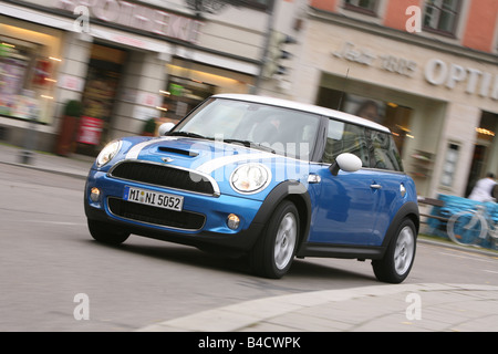 Mini Cooper S, l'année de modèle 2006- bleu, déménagement, la diagonale de l'avant, vue frontale, Ville Banque D'Images