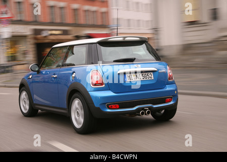 Mini Cooper S, l'année de modèle 2006- bleu, déménagement, la diagonale de l'arrière, arrière, vue sur la ville Banque D'Images