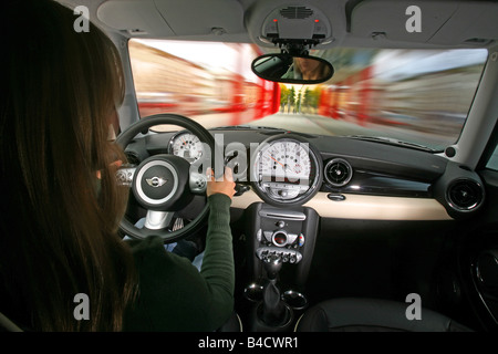 Mini Cooper S, l'année de modèle 2006- bleu, déménagement, vue de l'intérieur, de l'intérieur, vue panoramique plan , verwischt, depuis le point de Banque D'Images