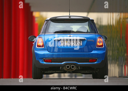 Mini Cooper S, l'année de modèle 2006-, bleu, debout, à la défense, vue arrière, Ville Banque D'Images