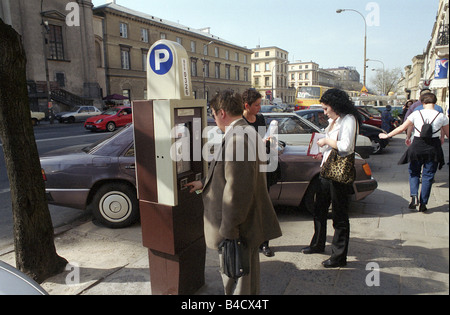 Les gens à un parcomètre à Varsovie, Pologne Banque D'Images