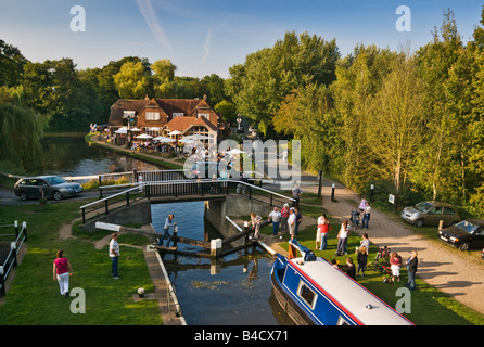 Pyrford Lock sur la rivière Wey canal de navigation avec l'Ancre Public House derrière Pyrford Surrey England Banque D'Images