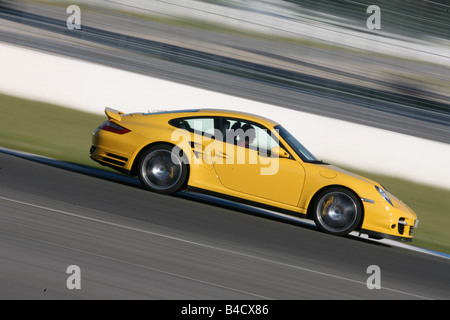 Porsche 911 Turbo, l'année de modèle 2006-, jaune, la conduite, la vue latérale, test track Banque D'Images