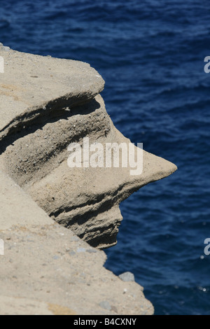 Motif visage forme sur la formation de roche volcanique érodée sur coast Banque D'Images