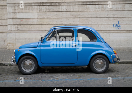 Fiat 500 bleue garée à Rome, Italie Banque D'Images