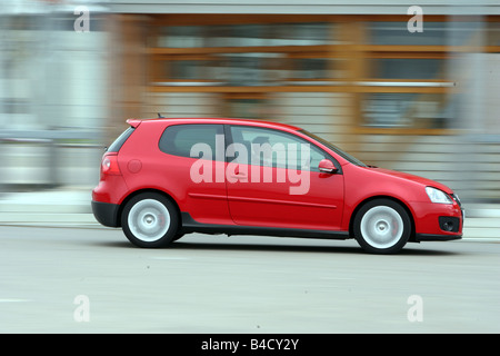 VW Volkswagen Golf GTI, modèle année 2004-, rouge, au volant, côté, vue sur la ville Banque D'Images