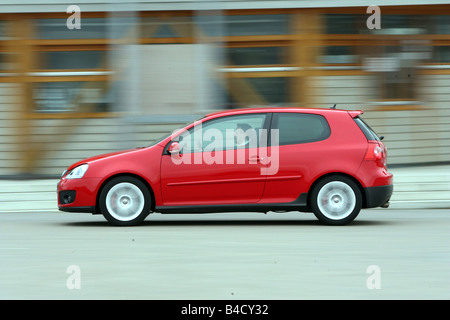 VW Volkswagen Golf GTI, modèle année 2004-, rouge, au volant, côté, vue sur la ville Banque D'Images