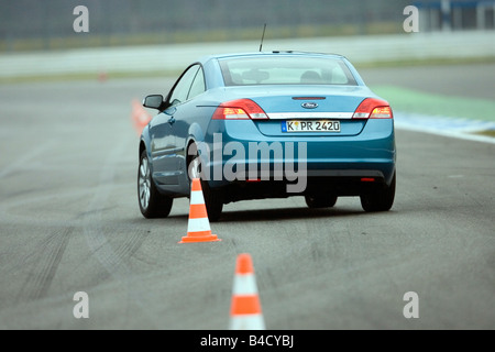 2.0 TDCi Ford Focus coupé-cabriolet, année modèle 2007, bleu- déménagement, la diagonale de l'arrière, vue arrière, fermé, test track, Banque D'Images