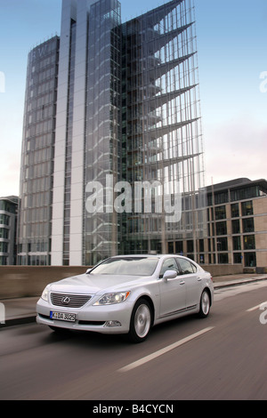 Lexus LS 460 l'impression d'ambiance, l'année de modèle 2007-, blanc, la conduite, la diagonale de l'avant, vue frontale, Ville Banque D'Images