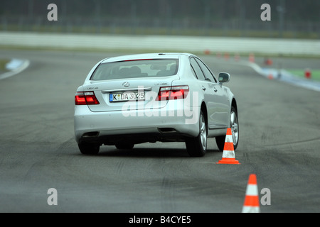 Lexus LS 460 l'impression d'ambiance, l'année de modèle 2007-, blanc, la conduite, la diagonale de l'arrière, vue arrière, Pilonen, test track Banque D'Images