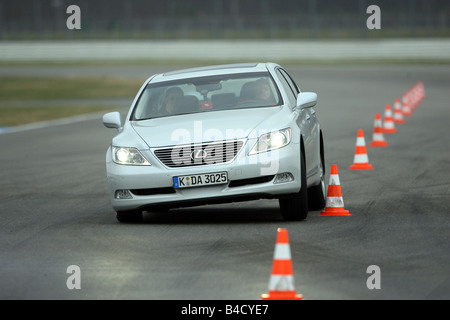 Lexus LS 460 l'impression d'ambiance, l'année de modèle 2007-, blanc, la conduite, la diagonale de l'avant, vue frontale, Pilonen, test track Banque D'Images