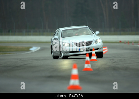 Lexus LS 460 l'impression d'ambiance, l'année de modèle 2007-, blanc, la conduite, la diagonale de l'avant, vue frontale, Pilonen, test track Banque D'Images