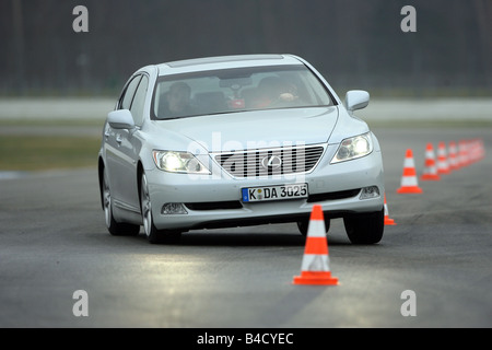 Lexus LS 460 l'impression d'ambiance, l'année de modèle 2007-, blanc, la conduite, la diagonale de l'avant, vue frontale, Pilonen, test track Banque D'Images