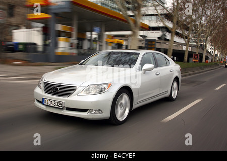 Lexus LS 460 l'impression d'ambiance, l'année de modèle 2007-, blanc, la conduite, la diagonale de l'avant, vue frontale, Ville Banque D'Images