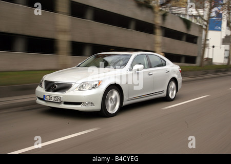 Lexus LS 460 l'impression d'ambiance, l'année de modèle 2007-, blanc, la conduite, la diagonale de l'avant, vue frontale, Ville Banque D'Images