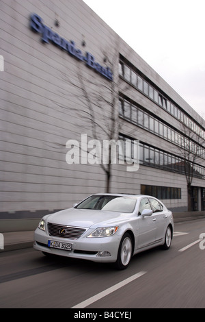 Lexus LS 460 l'impression d'ambiance, l'année de modèle 2007-, blanc, la conduite, la diagonale de l'avant, vue frontale, Ville Banque D'Images