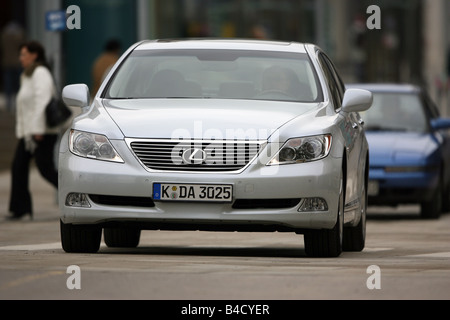 Lexus LS 460 l'impression d'ambiance, l'année de modèle 2007-, blanc, la conduite, la diagonale de l'avant, vue frontale, Ville Banque D'Images