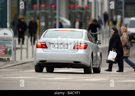 Lexus LS 460 l'impression d'ambiance, l'année de modèle 2007-, blanc, la conduite, la diagonale de l'arrière, arrière, vue sur la ville Banque D'Images