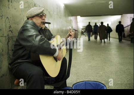 Un musicien de rue dans un passage souterrain pour piétons, Poznan, Pologne Banque D'Images