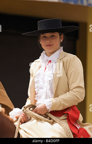 Une jeune fille à cheval Huasa pour le 18e jour de l'indépendance Septembre célébration Santa Cruz Chili Banque D'Images