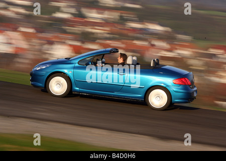 Peugeot 307 CC HDi FAP 135 Platinum, modèle 2006- bleu, déménagement, side view, country road, open top Banque D'Images