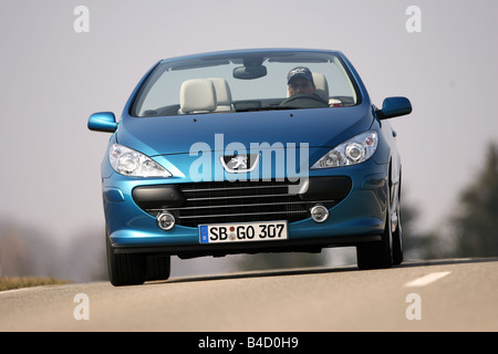 Peugeot 307 CC HDi FAP 135 Platinum, modèle 2006- bleu, déménagement, la diagonale de l'avant, vue frontale, route de campagne, ouvert à Banque D'Images